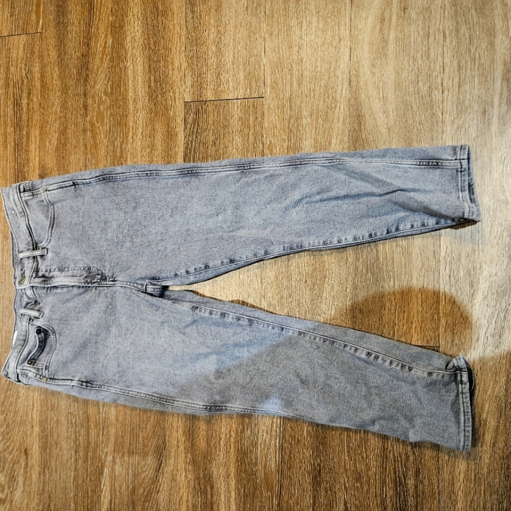 GAP Women's Straight-Leg Jeans in Light Gray Wash